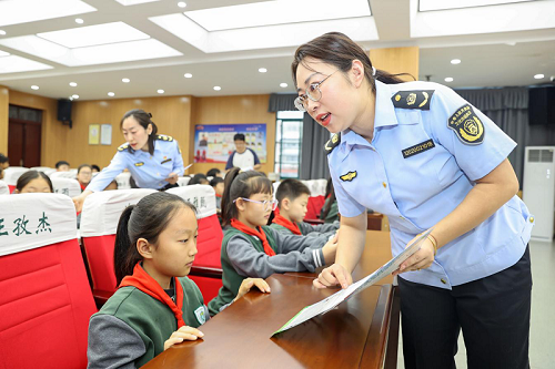 紅淮護苗進校園 執法護航助成長
—— 淮北市文化市場綜合行政執法支隊開展主題活動